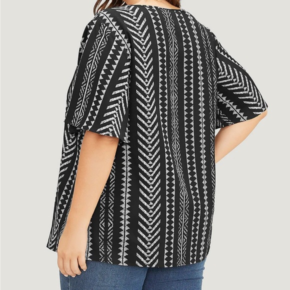 BloomChic Black & White Geometric Print Ruffle Sleeve Button Detail Top Size 12 - Picture 2 of 9